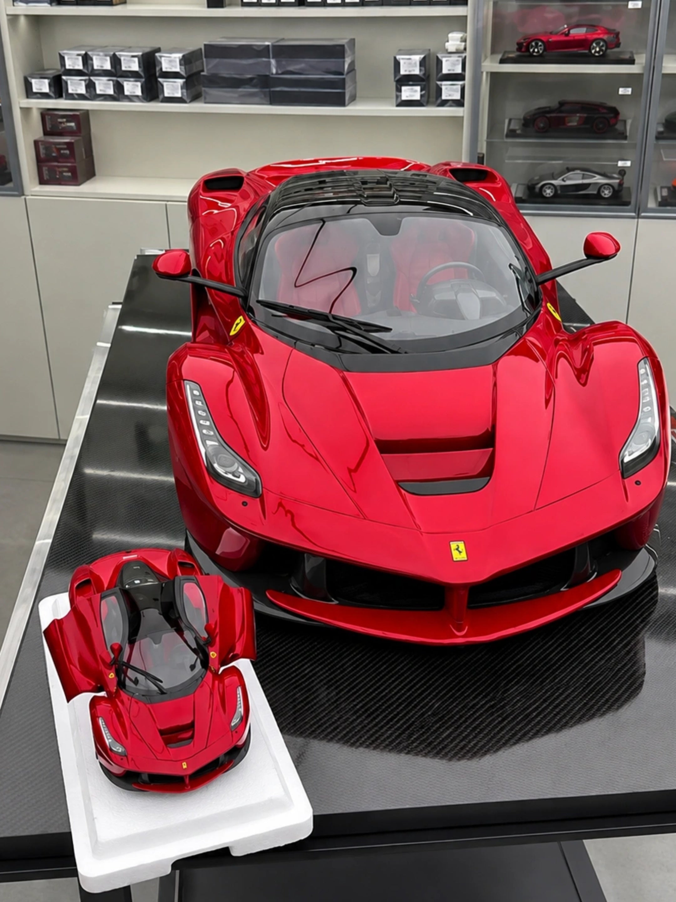 1:18 & 1:8 SCALE COLLECTIBLES